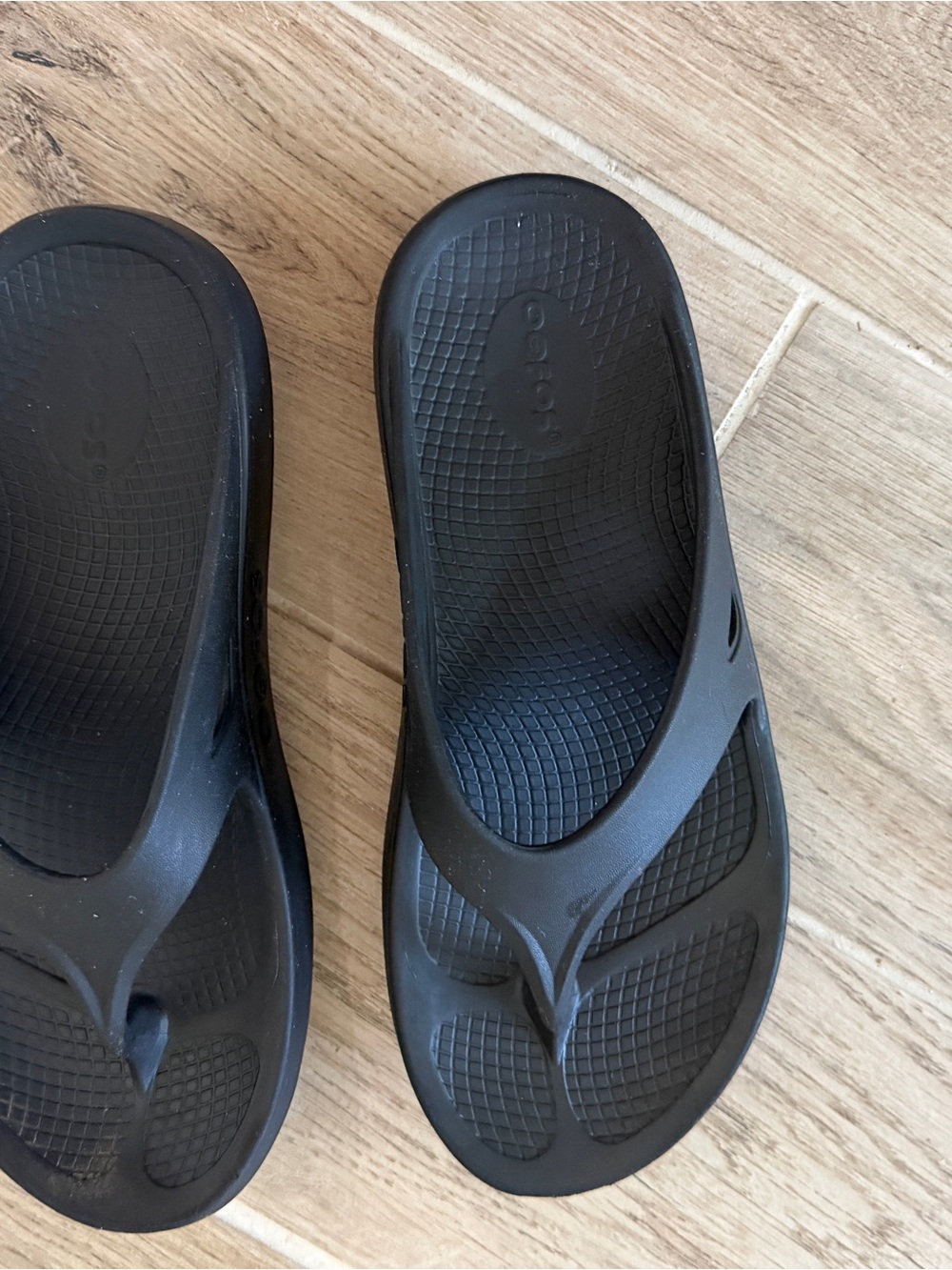 OOFOS Unisex Recovery Flip Flops in Black